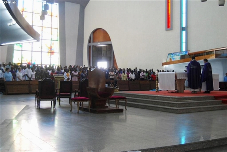 Pour leurs sœurs tombées au front / Les femmes leaders font un sit-in